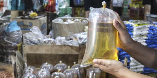 Pedagang Pasar Klender Keluhkan Kelangkaan Stok Minyak Goreng