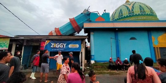 Menara Masjid di Kabupaten Bekasi Roboh Timpa Lansia