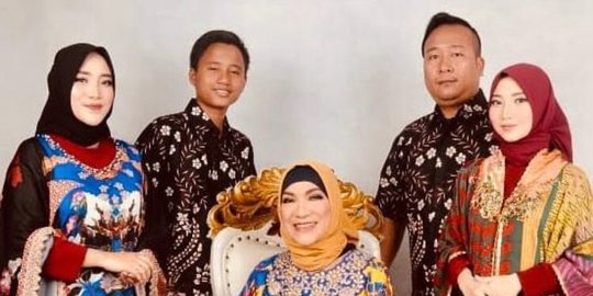 Dekat dengan Anak, Intip Potret Kenangan Dorce Gamalama dan Dua Putri Angkatnya