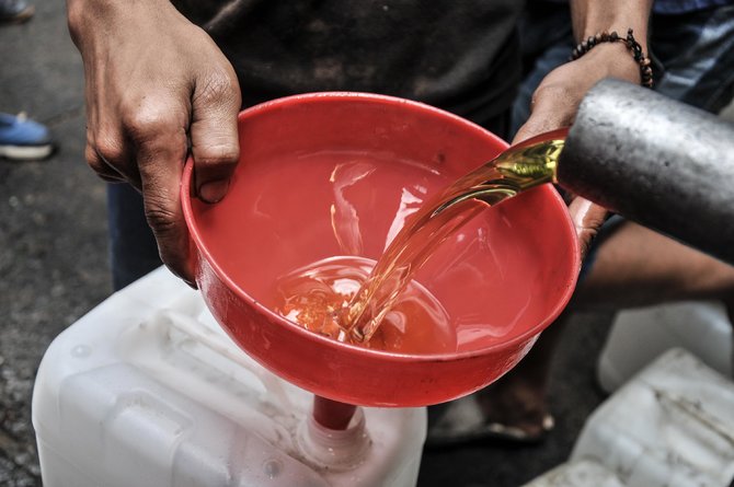 antusias warga serbu operasi minyak goreng murah