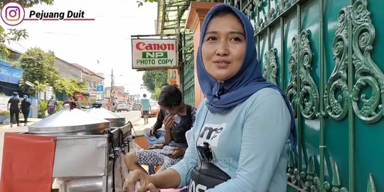 Modal 'Bismillah', Wanita ini Untung Bersih Rp75 Juta Jual Kue Apem di Pinggir Jalan