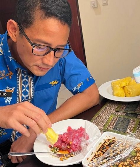 sandiaga uno makan sashimi khas nusantara
