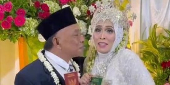 Gagal Move On Puluhan Tahun, Kisah Lansia Nikahi Cinta Pertamanya Ini Bikin Haru