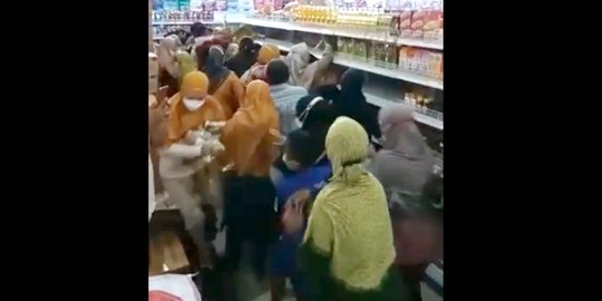 Viral Warga Saling Sikut Demi Dapatkan Minyak Goreng Rp14.000 di Jember