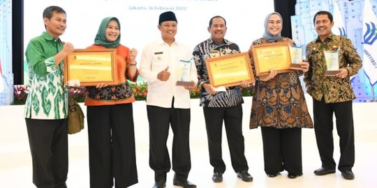 Investasi Terbaik di Tahun 2021, Jabar Terima Penghargaan