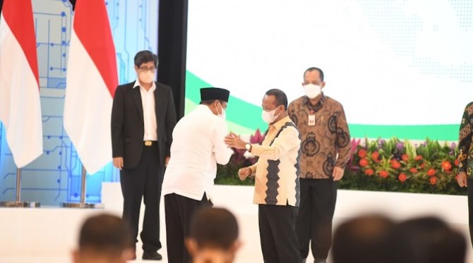 wagub jabar uu terima penghargaan dari kementerian investasibkpm