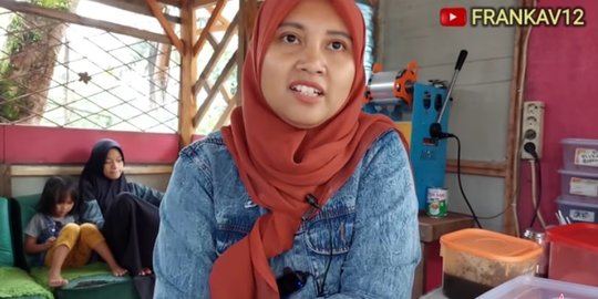 Wanita ini Pilih Berhenti Jadi Guru Demi Jualan di Pinggir Jalan, Omzetnya Rp40 Juta