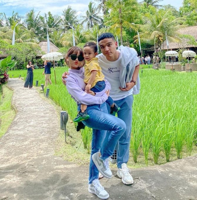 intip potret liburan fuji di bali bareng gala dan fadly penampilannya curi perhatian