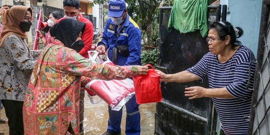 Kunjungi Korban Banjir di Bojongkulur Bogor, Mensos Risma Serahkan Bantuan