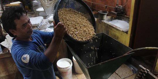 Jerit Perajin Tempe Harga Kedelai Naik Nyaris Dua Kali Lipat
