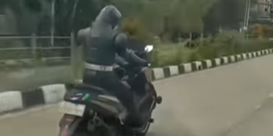 Viral Kesatria Baja Hitam Naik Motor Matic di Depok, Aksinya Curi Perhatian