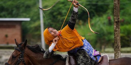 Bak di Film Action, Gadis Ini Jago Berkuda Sambil Memanah, Aksinya Bikin Kagum