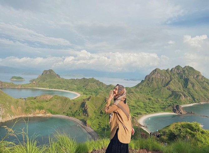 gaya meitha thamrin saat liburan di alam