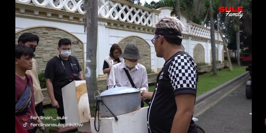 Potret Sule Borong Siomay Keliling, Makan Bareng Sama Semua Karyawan di Rumah