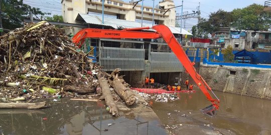 Kurun Waktu 3 Bulan, Volume Sampah dari Sungai di Jakarta Melebihi Besarnya Monas