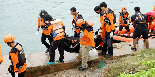 Perahu Tenggelam Dihantam Ombak, 2 Pemancing di Makassar Meninggal