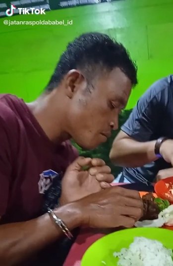 viral polisi ajak makan pelaku kejahatan yang baru ditangkap