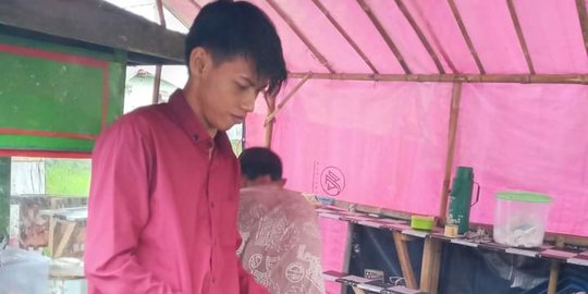 Pria Majalengka Ini Jualan Serabi Pakai Baju Kantoran, Raup Omzet Rp500 Ribu Sehari