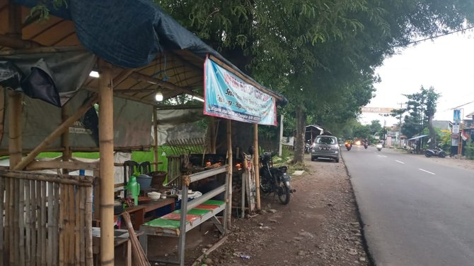 penjual serabi di majalengka berpakaian kantoran