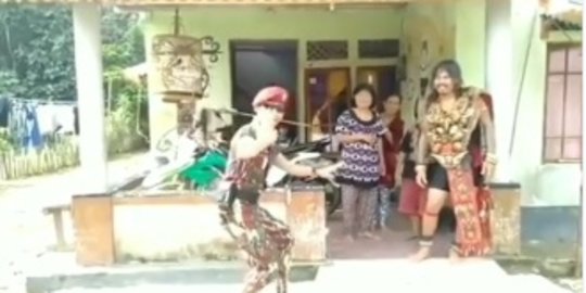 Momen Prajurit Kopassus Menari Pakai Mandau Dayak, Sampai Digigit di Mulut
