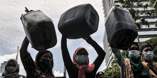 Bawa Jeriken, Warga Muara Angke Geruduk Balai Kota Tuntut Air Bersih