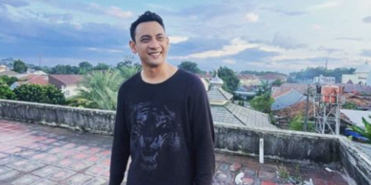 Main di Buku Harian Seorang Istri, Ini 4 Potret Emir Pahlevi di Lokasi Syuting