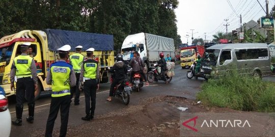 Tolak Revisi UU Lalu Lintas, Ratusan Sopir Truk Tutup Jalur Pantura Batang