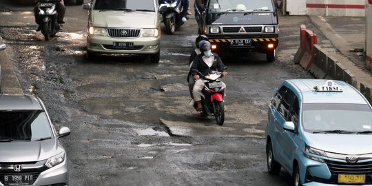 Jalan Rusak di Rasuna Said Hambat Lalu Lintas