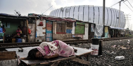 Nestapa di Balik Kemegahan Jakarta International Stadium