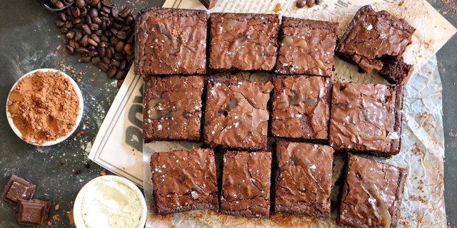 4 Resep Fudgy Brownies yang Shiny, Cracky, dan Chewy | merdeka.com
