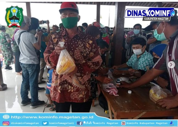 foto warga tak pakai masker di pasar minyak goreng murah magetan