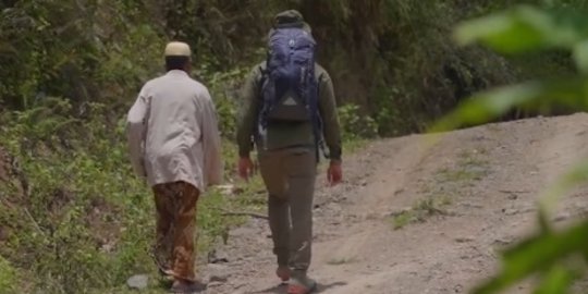 Pengabdian Pak Tipu, Rela Jalan Kaki 4 Jam jadi Imam Masjid di Pelosok Bone