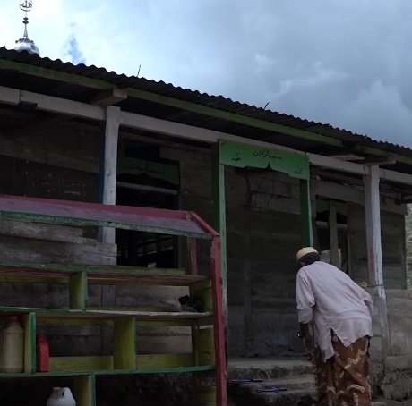 kisah imam masjid di pelosok bone harus jalan kaki ke masjid