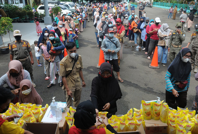 antrean warga saat operasi pasar minyak goreng di pamulang