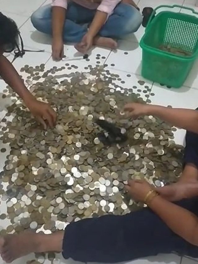 punya niat kuat wanita ini tabung uang receh di galon senilai belasan juta rupiah
