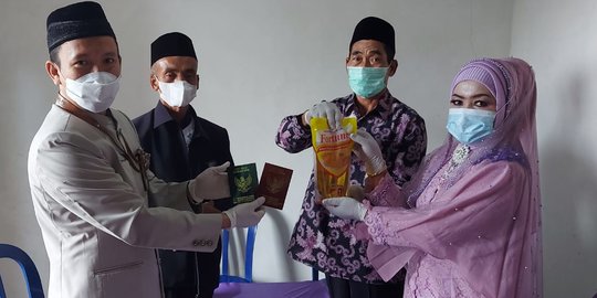 Bukan Emas Permata, Minyak Goreng jadi Mas Kawin Pasangan di Ponorogo