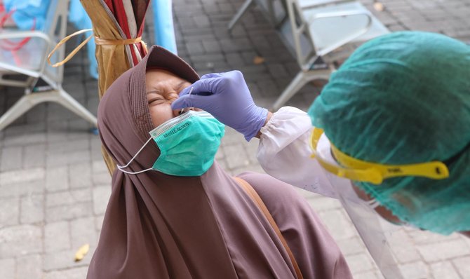 pemudik di swab tes antigen