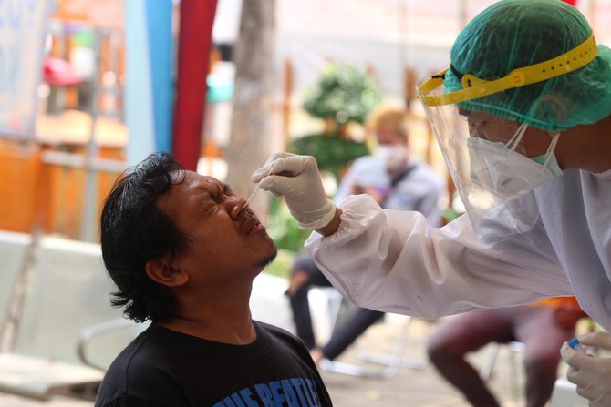 pemudik di swab tes antigen