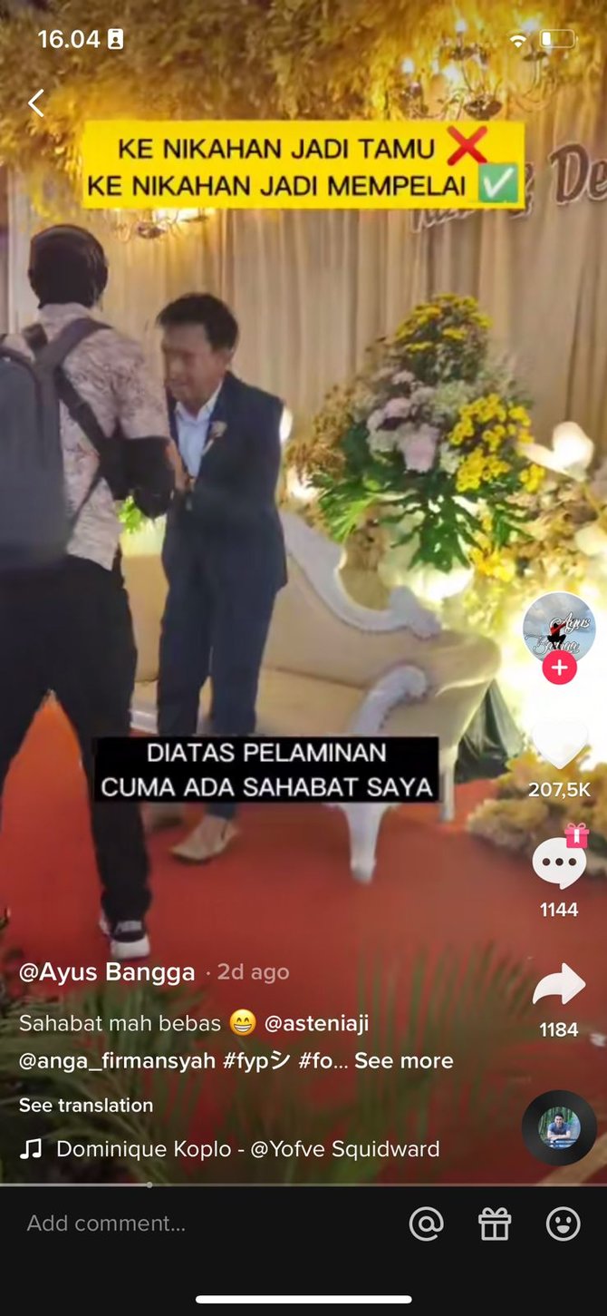 pria ini rela jadi pengantin wanita demi hibur teman yang calon istrinya sakit