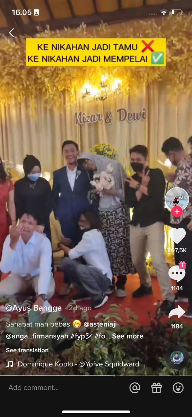 pria ini rela jadi pengantin wanita demi hibur teman yang calon istrinya sakit