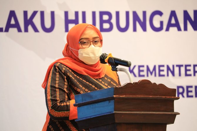 dirjen phi dan jamsos indah anggoro putri bersama direktur hubungan kerja dan pengupahan dinar titus jogaswitani