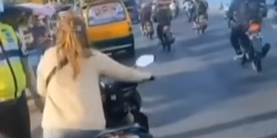 Viral Perempuan Tak Pakai Helm saat Ada Polisi, Aksinya Jadi Sorotan