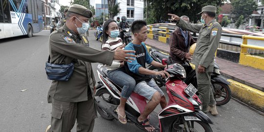 Satpol PP dan Polisi Jaring Pelanggar Masker di Kota Tua