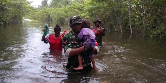 TNI Bantu Korban Banjir di Distrik Bahamdandara Fakfak