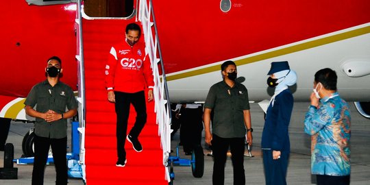 Gaya Nyentrik Jokowi Kenakan Jaket Bomber G20