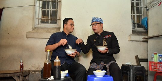 Akrabnya Anies-RK Makan Bubur di Pinggir Jalan: Kita Satu Tim