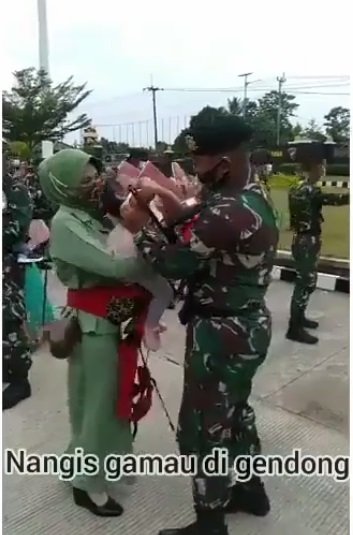 tni dinas tinggal istri sedang hamil sampai lahiran anak nangis takut saat bertemu