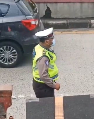 aksi lucu polisi tugas sambil joget