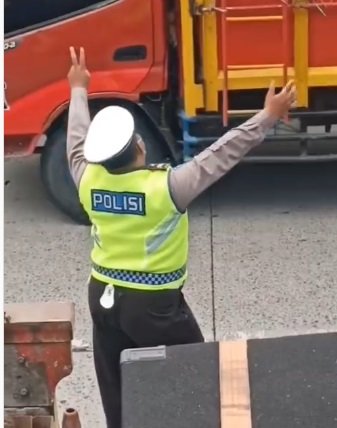 aksi lucu polisi tugas sambil joget