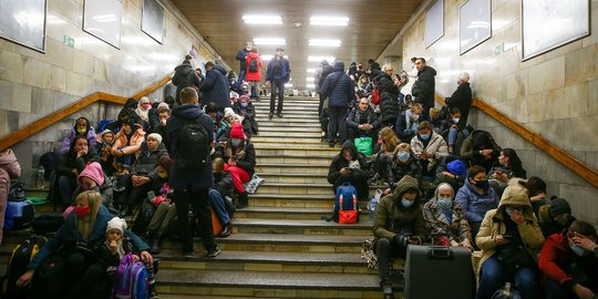 Penduduk Ukraina Berlindung dari Serangan Rusia di Stasiun Bawah Tanah